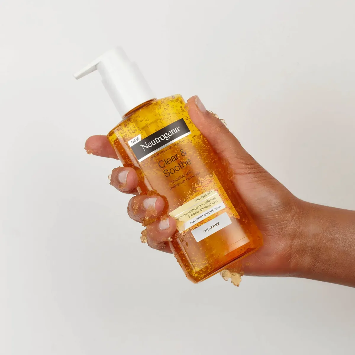 Neutrogena Clear & Soothe Oil FreeMousse Cleanser 150ml - Image 5